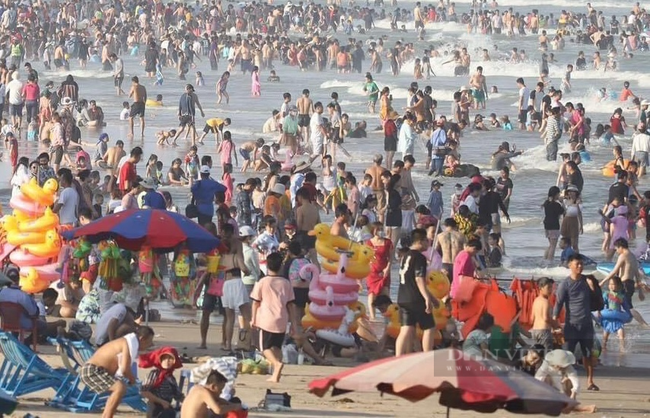 Bà Rịa - Vũng Tàu đón hơn 223.600 lượt khách đến vui chơi tắm biển trong 3 ngày đầu nghỉ lễ - Ảnh 2.