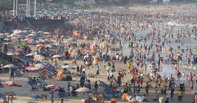 Bà Rịa - Vũng Tàu đón hơn 223.600 lượt khách đến vui chơi tắm biển trong 3 ngày đầu nghỉ lễ - Ảnh 1.