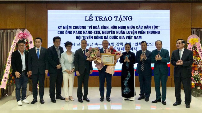 Vừa trở lại Việt Nam, HLV Park Hang-seo lập tức nhận quà đặc biệt - Ảnh 2.