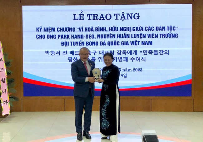 Vừa trở lại Việt Nam, HLV Park Hang-seo lập tức nhận quà đặc biệt - Ảnh 3.