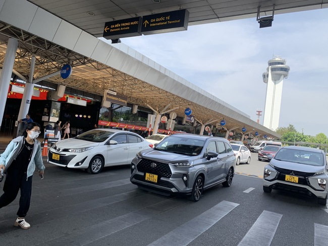 Tạm dừng hoạt động của hai hãng taxi có tài xế gian lận cước tại sân bay Tân Sơn Nhất - Ảnh 2.