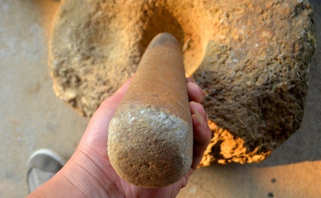 Ra con suối ở Nghệ An nhặt được những hòn đá hình thù kỳ dị, nghi là đồ vật của người tiền sử - Ảnh 3.