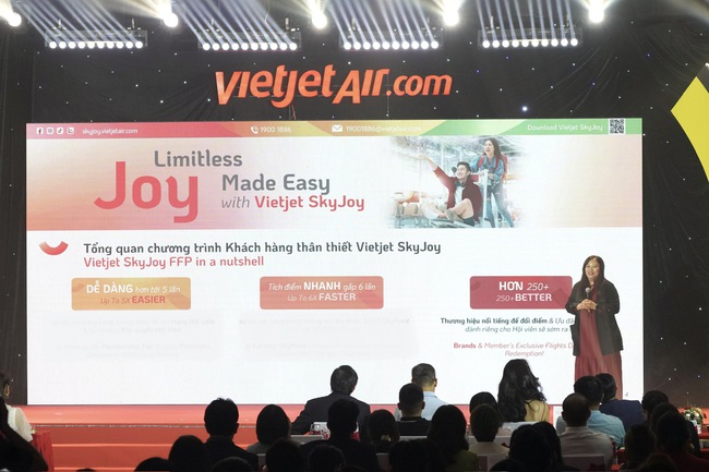 Bà Sereen Toeh giới thiệu về chương trình khách hàng thân thiết Vietjet SkyJoy/ Ms. Sereen Toeh introduced the Vietjet SkyJoy loyalty program