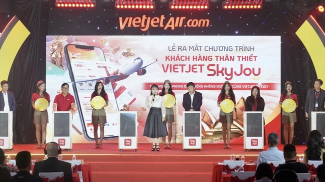 Lãnh đạo Vietjet thực hiện nghi thức ra mắt chính thức chương trình khách hàng thân thiết Vietjet SkyJoy/ Vietjet leaders performed the official launching ceremony of Vietjet SkyJoy loyalty program