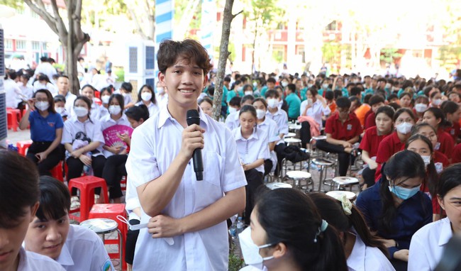Hàng ngàn học sinh Nghệ An tham gia diễn đàn với chủ đề phòng chống bạo lực học đường - Ảnh 3.