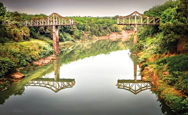 Cầu gãy Sông Bé là di tích nổi tiếng của huyện Phú Giáo nhưng chưa được khai thác hết tiềm năng của sản phẩm du lịch. Ảnh: T.L