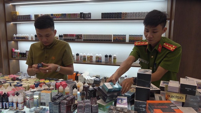 Chủ tịch Thừa Thiên Huế yêu cầu xử lý nghiêm việc mua bán thuốc lá điện tử  - Ảnh 2.