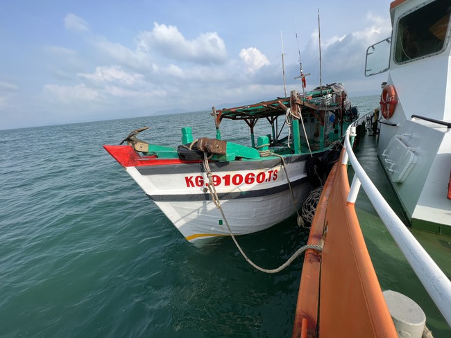 Bắt giữ tàu chở 10 nghìn lít dầu DO lậu trên vùng biển Kiên Giang - Ảnh 2.