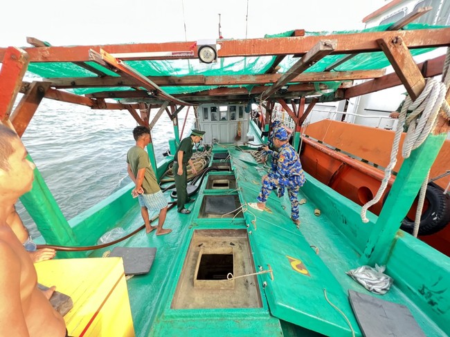 Bắt giữ tàu chở 10 nghìn lít dầu DO lậu trên vùng biển Kiên Giang - Ảnh 1.