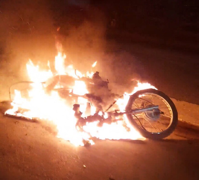 Long An: Ngáo đá trộm xe máy bị phát hiện liền châm lửa đốt - Ảnh 1.