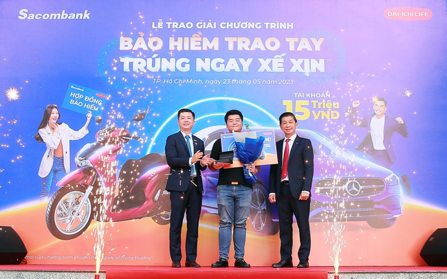 Trao thưởng xe Mercedes cho khách hàng tham gia bảo hiểm tại Sacombank - Ảnh 1.