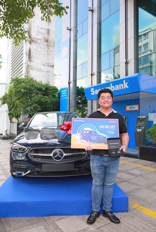 Trao thưởng xe Mercedes cho khách hàng tham gia bảo hiểm tại Sacombank - Ảnh 2.
