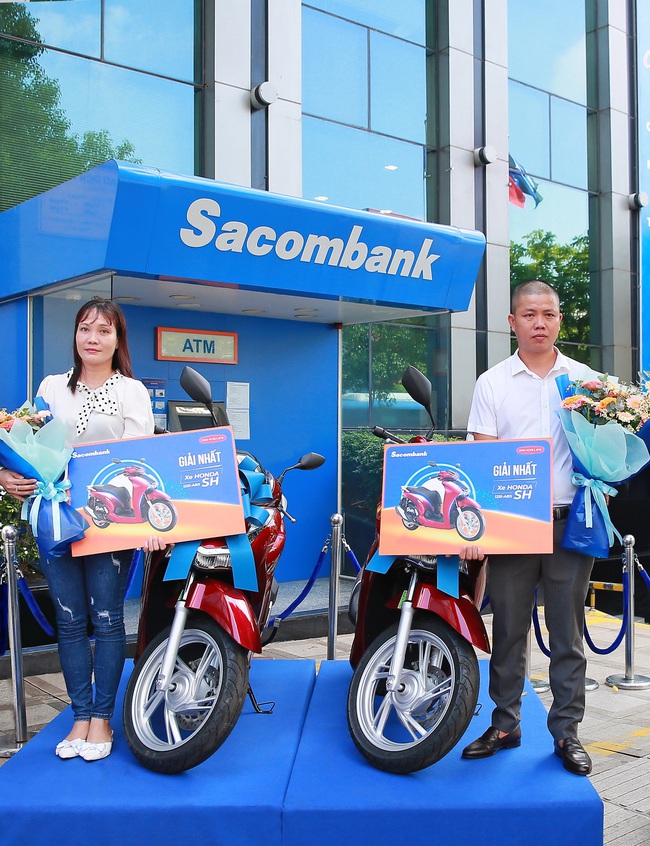 Trao thưởng xe Mercedes cho khách hàng tham gia bảo hiểm tại Sacombank - Ảnh 4.