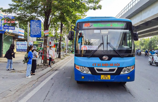 Hành khách đi xe buýt ở Hà Nội đang tăng trở lại - Ảnh 1.