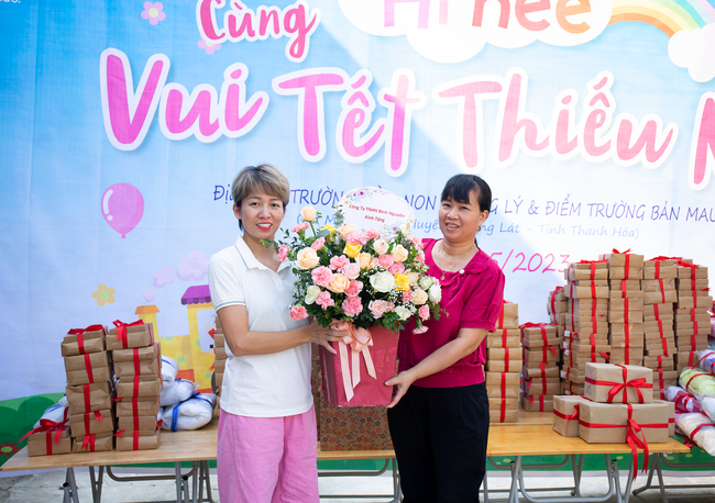 Tặng 263 suất quà cho trẻ em Mường Lát (Thanh Hóa) - Ảnh 8.