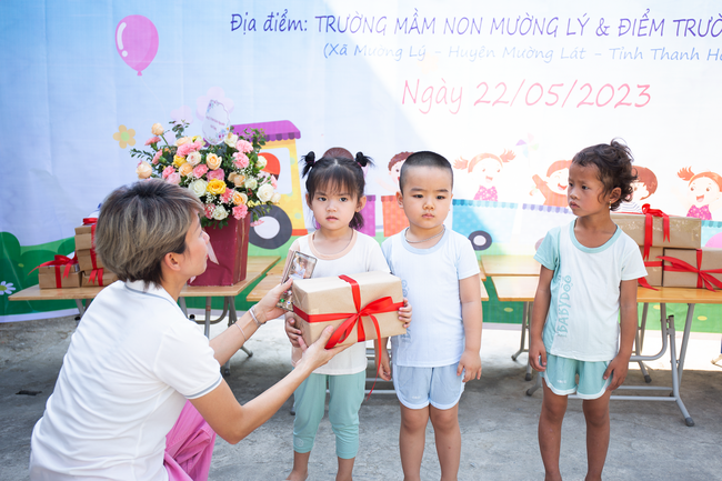 Tặng 263 suất quà cho trẻ em Mường Lát (Thanh Hóa) - Ảnh 9.