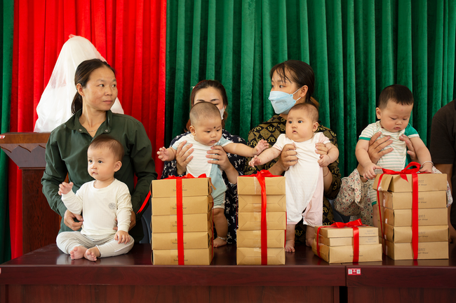 Tặng 263 suất quà cho trẻ em Mường Lát (Thanh Hóa) - Ảnh 11.