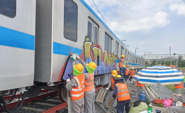 Vụ tàu metro số 1 bị vẽ bậy: đã xử lý xong các hình vẽ, trả lại nguyên trạng ban đầu - Ảnh 1.