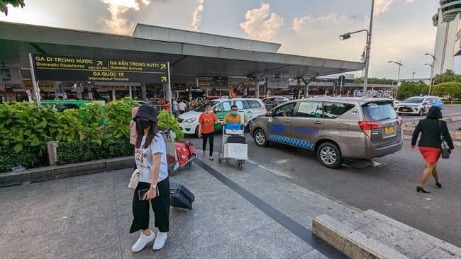 Sân bay Tân Sơn Nhất nhộn nhịp đón khách ngày cuối lễ - Ảnh 1.