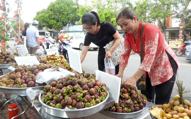 Khách du lịch tìm mua đặc sản vườn cây ăn trái Lái Thiêu. Ảnh: Nguyên Vỹ