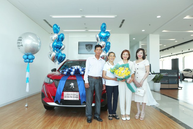Nguyễn Thị Oanh chính thức nhận xe Peugeot 2008 hơn 900 triệu đồng - Ảnh 1.