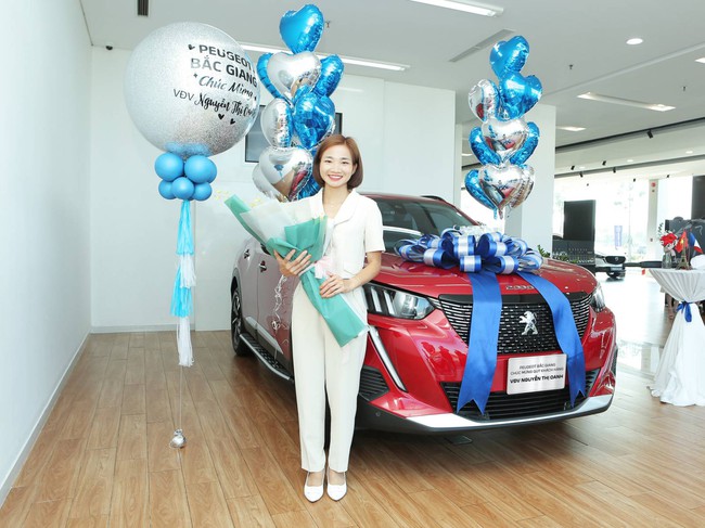 Nguyễn Thị Oanh chính thức nhận xe Peugeot 2008 hơn 900 triệu đồng - Ảnh 3.