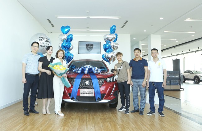 Nguyễn Thị Oanh chính thức nhận xe Peugeot 2008 hơn 900 triệu đồng - Ảnh 4.