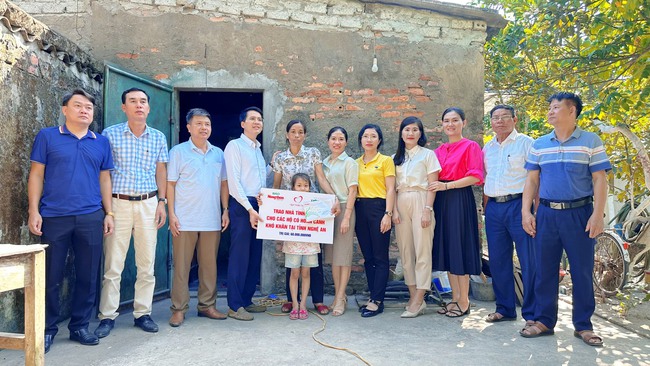 Người đàn bà khốn khổ cùng con gái sắp thoát khỏi cảnh phải đi ở nhờ trong mùa mưa bão - Ảnh 1.