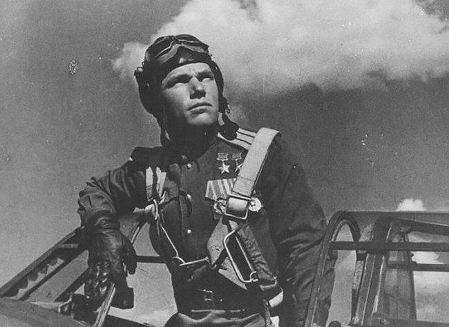 Phi công chiến đấu nổi tiếng nhất Liên Xô khiến phát xít run sợ - Ảnh 8.