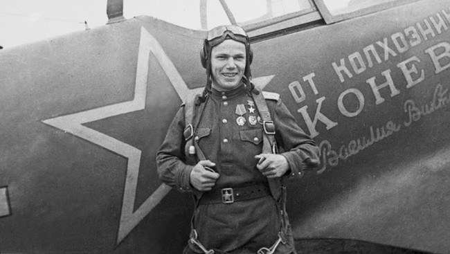 Phi công chiến đấu nổi tiếng nhất Liên Xô khiến phát xít run sợ - Ảnh 9.