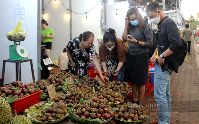 Du khách lựa mua măng cụt tại Lễ hội Lái Thiêu mùa trái chín năm 2023. Ảnh: Nguyên Vỹ