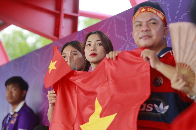 Ca sỹ Hòa Minzy đến Campuchia tiếp lửa cho ĐT nữ Việt Nam  - Ảnh 4.