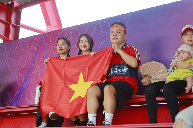 Ca sỹ Hòa Minzy đến Campuchia tiếp lửa cho ĐT nữ Việt Nam  - Ảnh 2.