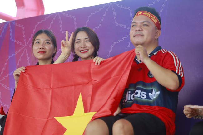 Ca sỹ Hòa Minzy đến Campuchia tiếp lửa cho ĐT nữ Việt Nam  - Ảnh 3.