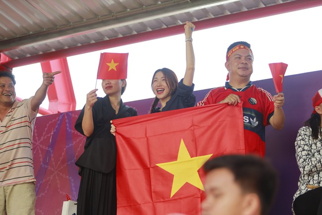 Ca sỹ Hòa Minzy đến Campuchia tiếp lửa cho ĐT nữ Việt Nam  - Ảnh 5.