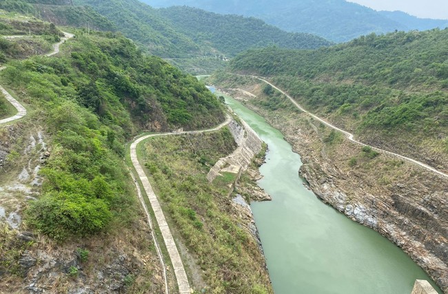 Thủy điện lớn nhất Bắc miền Trung chỉ còn khoảng 30% dung tích, vụ hè thu ở Nghệ An &quot;khát&quot; trầm trọng - Ảnh 4.
