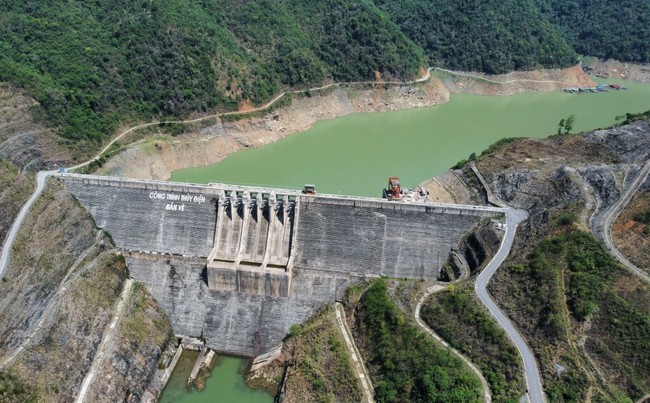 Thủy điện lớn nhất Bắc miền Trung chỉ còn khoảng 30% dung tích, vụ hè thu ở Nghệ An &quot;khát&quot; trầm trọng - Ảnh 1.