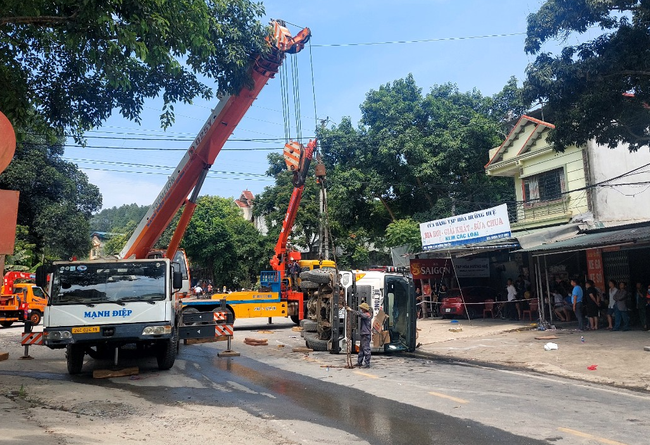 Vụ tai nạn giao thông nghiêm trọng trên QL4D ở Lào Cai: Người vợ đang mang thai tháng 6 tháng - Ảnh 1.