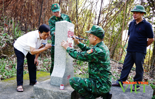 Bộ đội Biên phòng tỉnh Sơn La: Bảo dưỡng, sơn sửa lại  các mốc quốc giới, cọc dấu biên giới  - Ảnh 1.