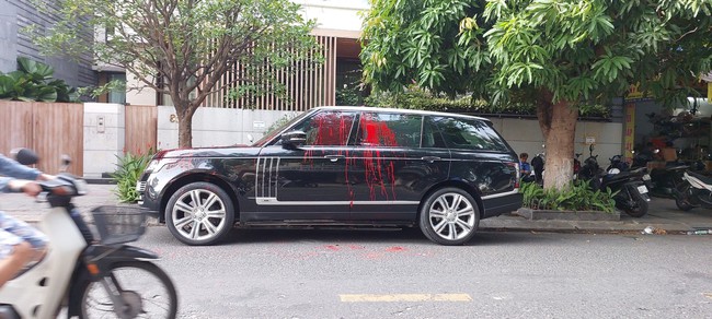 Xe Range Rover bị tạt sơn giữa phố Đà Nẵng  - Ảnh 1.