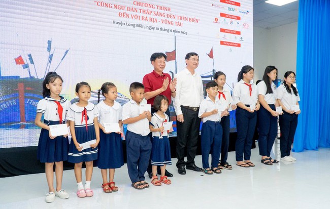 Ông Phạm Trung Kiên – Phó Trưởng VPĐDKV Miền Nam (áo đỏ) đại diện Agribank trao tặng các suất học bổng cho con em ngư dân tỉnh Bà Rịa – Vũng Tàu.