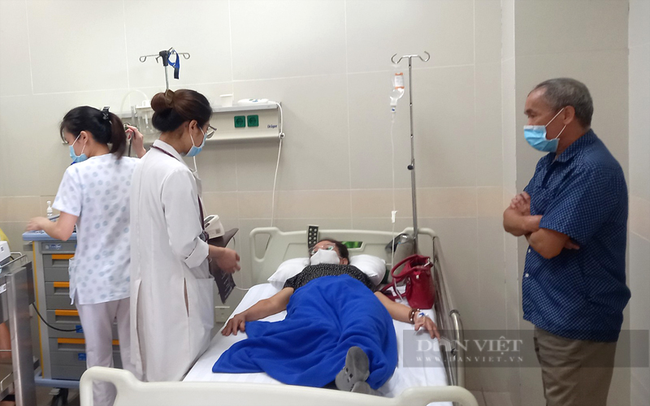 Bác sĩ và điều dưỡng đang chăm sóc bệnh nhân tại một bệnh viện ở Bình Dương. Ảnh: Trần Khánh