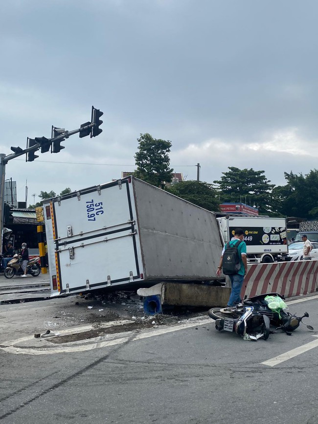 Xe tải &quot;làm xiếc&quot; trên đường rồi lật ngang, 3 người thương vong ở Bình Dương - Ảnh 1.