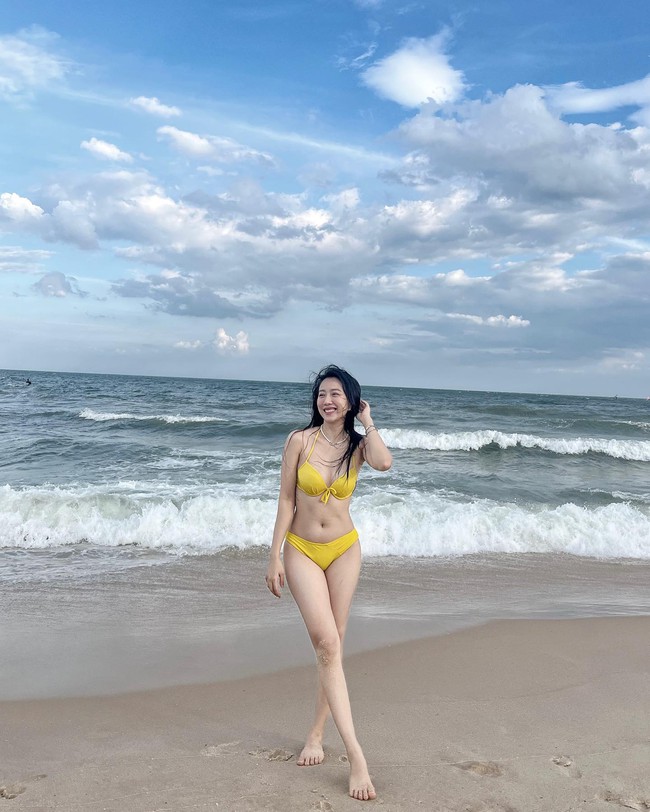 Huỳnh Hồng Loan - bạn gái cũ Tiến Linh khoe dáng sexy với bikini màu vàng - Ảnh 4.