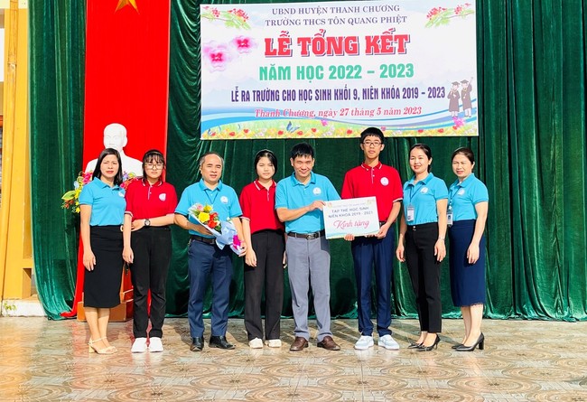 Thi tuyển sinh vào lớp 10 ở Nghệ An: Thủ khoa và Á khoa đều là những học sinh trường huyện - Ảnh 2.