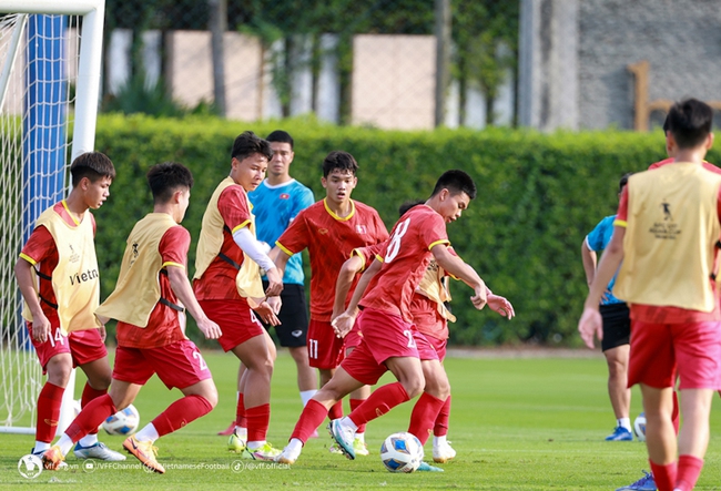 HLV Hoàng Anh Tuấn nhận tin vui trước giờ đấu U17 Nhật Bản - Ảnh 1.
