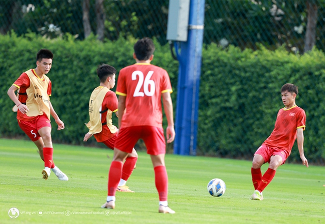 HLV Hoàng Anh Tuấn nhận tin vui trước giờ đấu U17 Nhật Bản - Ảnh 6.