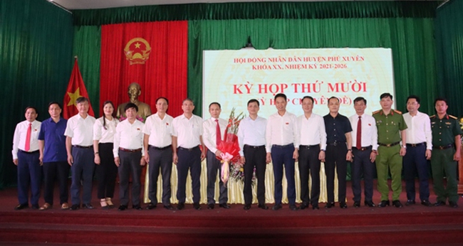 Ông Lê Văn Bính được bầu giữ chức vụ Chủ tịch UBND huyện Phú Xuyên - Ảnh 1.