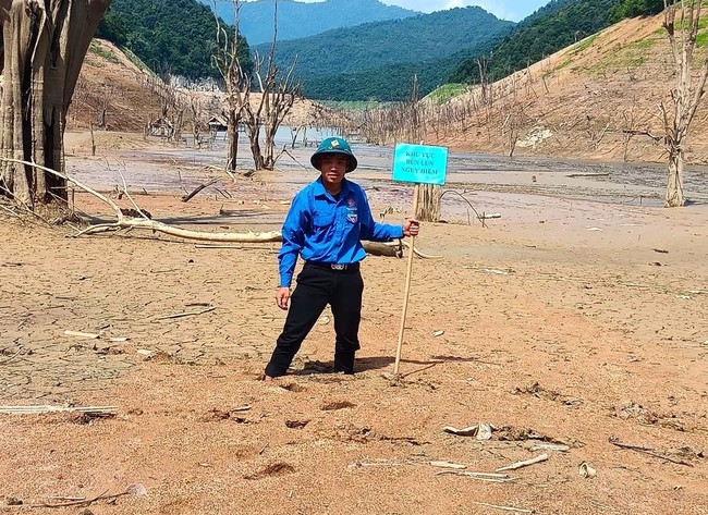 Nước hồ thủy điện lớn nhất miền Trung cạn khô, lộ những vị trí bùn lún có nơi ngập cả người - Ảnh 5.