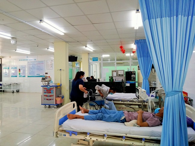 7 du khách Hà Nội nhập viện tại Đà Nẵng nghi bị ngộ độc thực phẩm - Ảnh 1.
